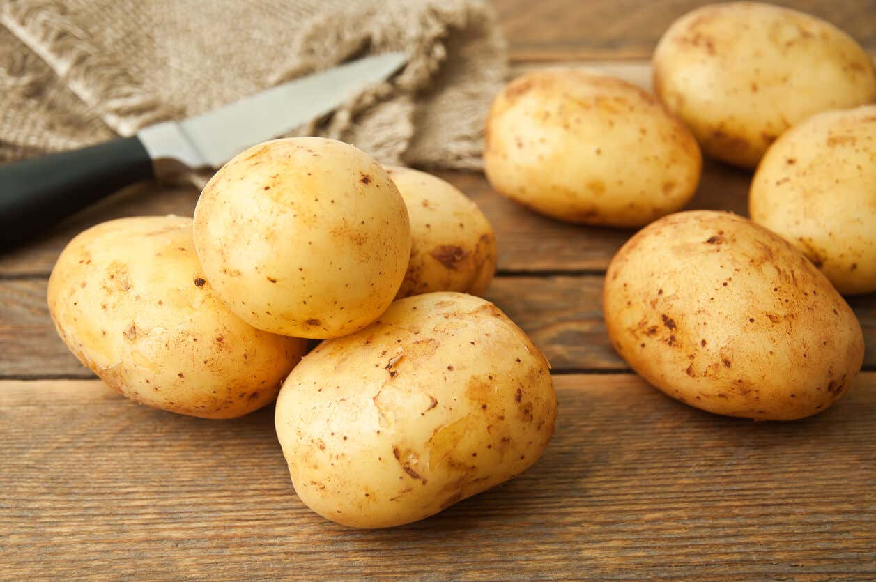 Patatas sin pelar. 