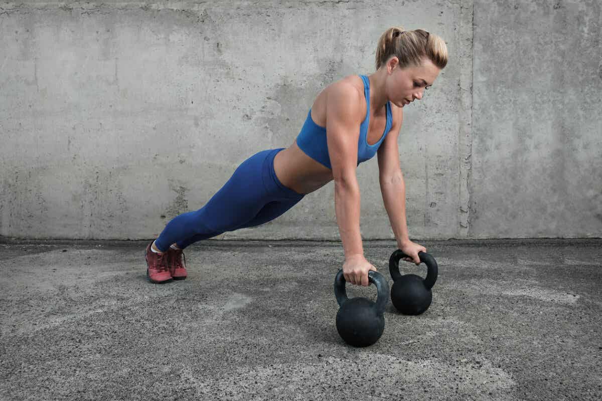 La plancha es uno de los ejercicios con pesas rusas más recomendadas para principiantes