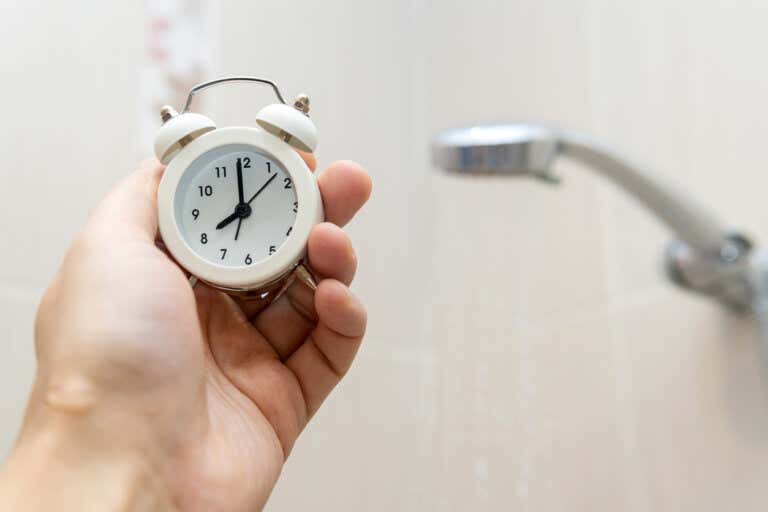 ¿Cuánto debe durar una ducha según los expertos? Cuidado con excederte