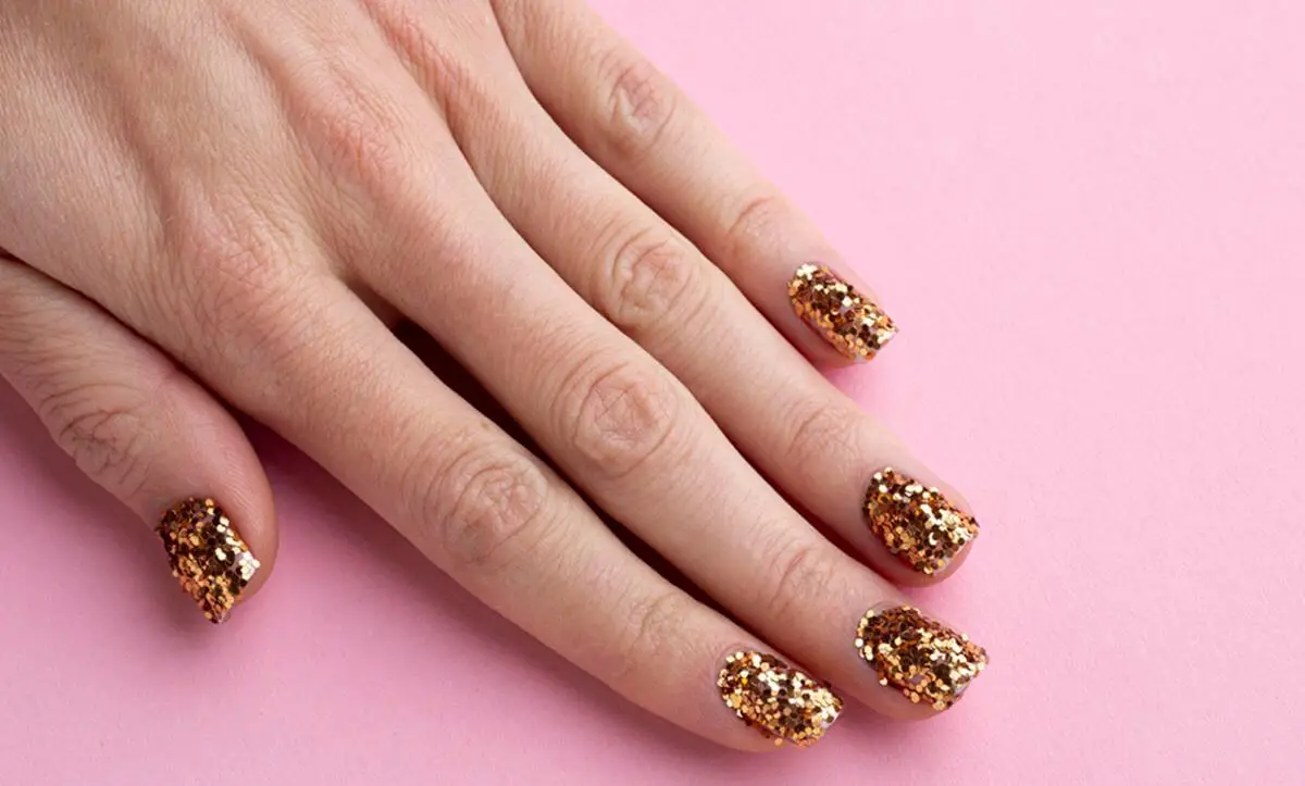 uñas doradas