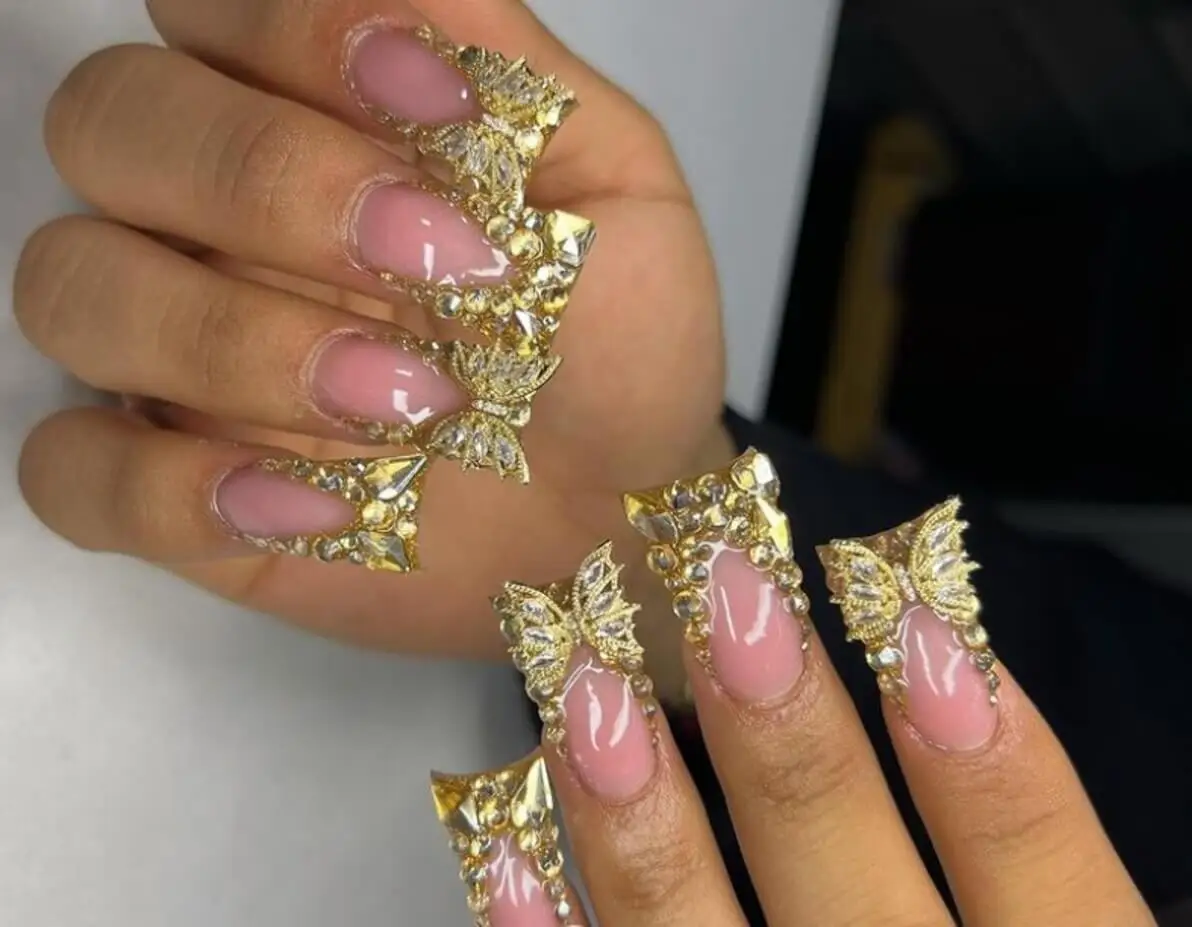 Duck Nails: alas doradas