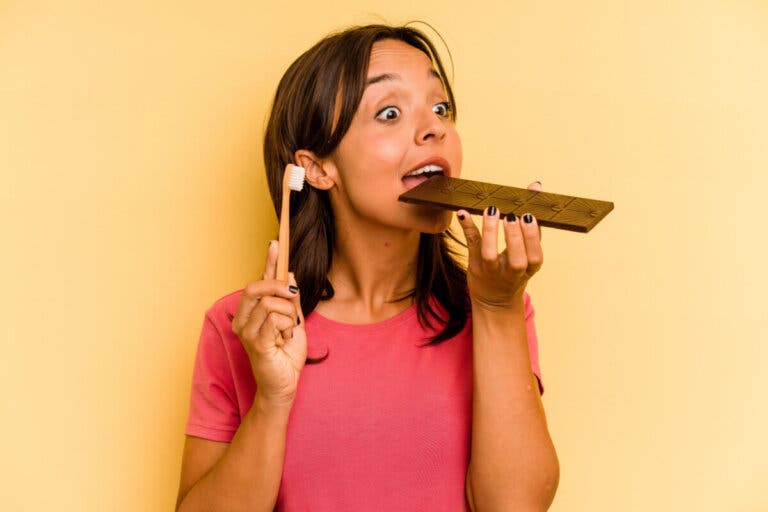¿Debemos lavarnos los dientes inmediatamente después de comer? Esto opina una odontóloga
