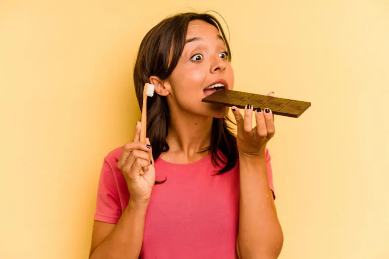 ¿Debemos lavarnos los dientes inmediatamente después de comer? Esto opina una odontóloga