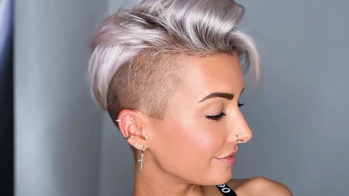 Corte «pixie» rapado.