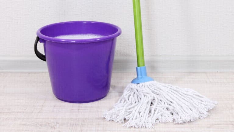 Cómo lavar una trapeadora o fregona para dejarla blanca y sin pelos