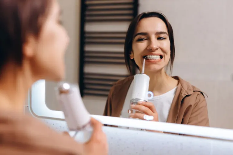 Qué es un irrigador dental, cómo usarlo y quién lo necesita