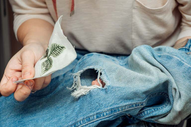 7 maneras creativas de renovar tus «jeans» viejos o rotos