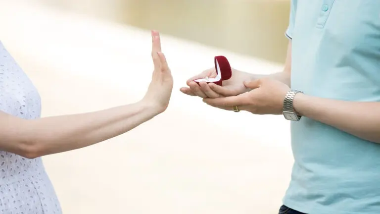 10 señales de que tu pareja tiene miedo al compromiso