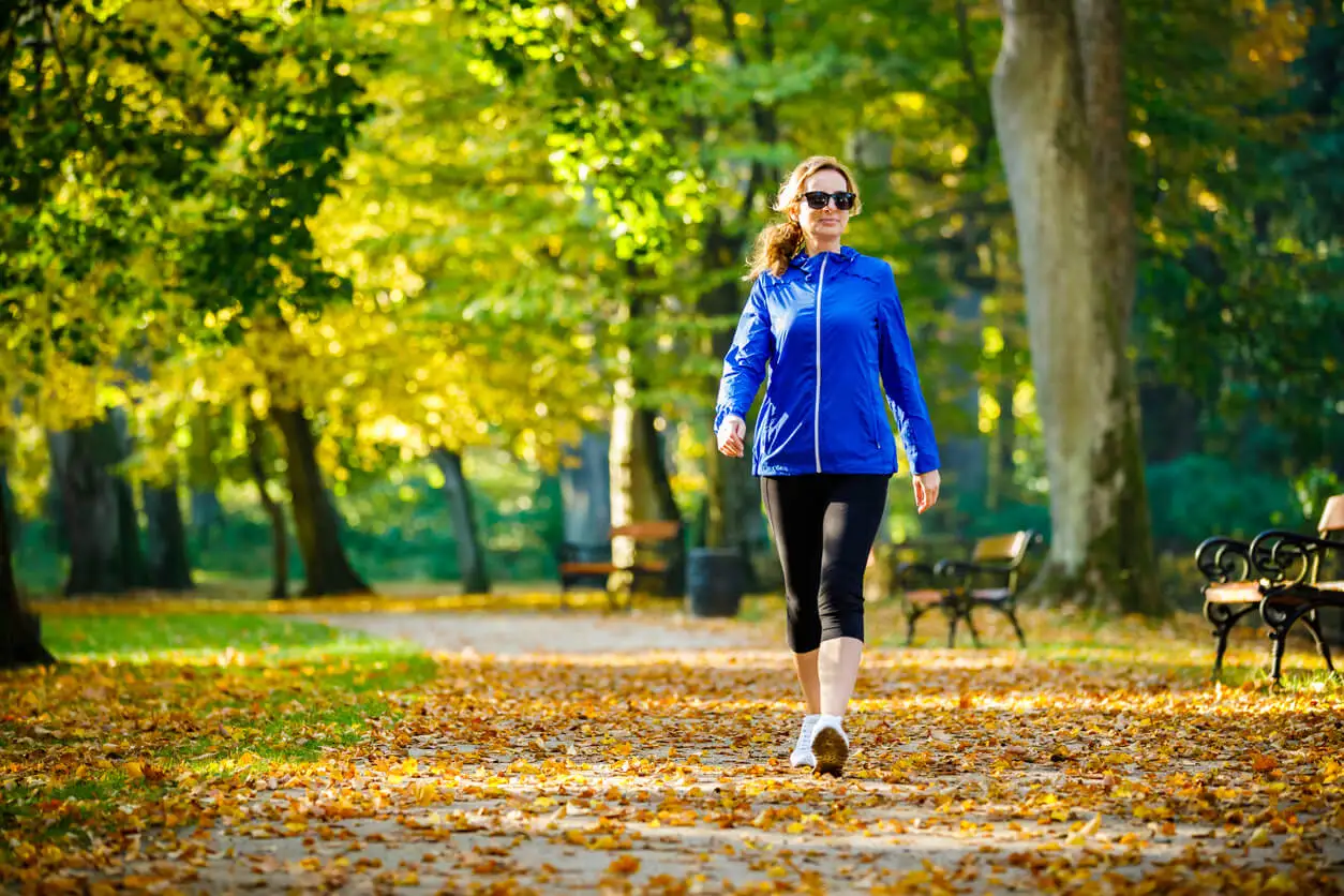 Mujer camina en el parque.