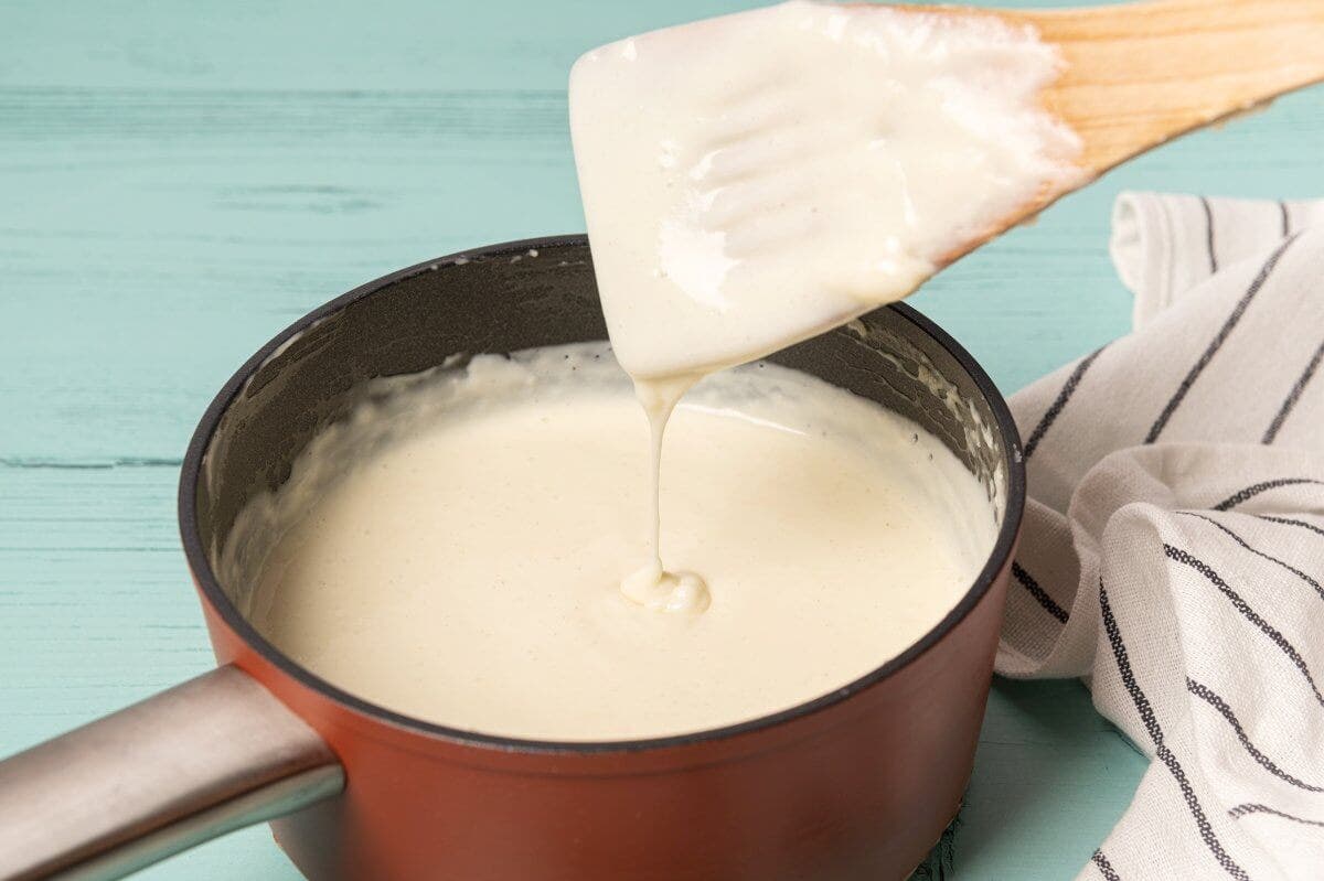 Sauce béchamel dans une casserole.