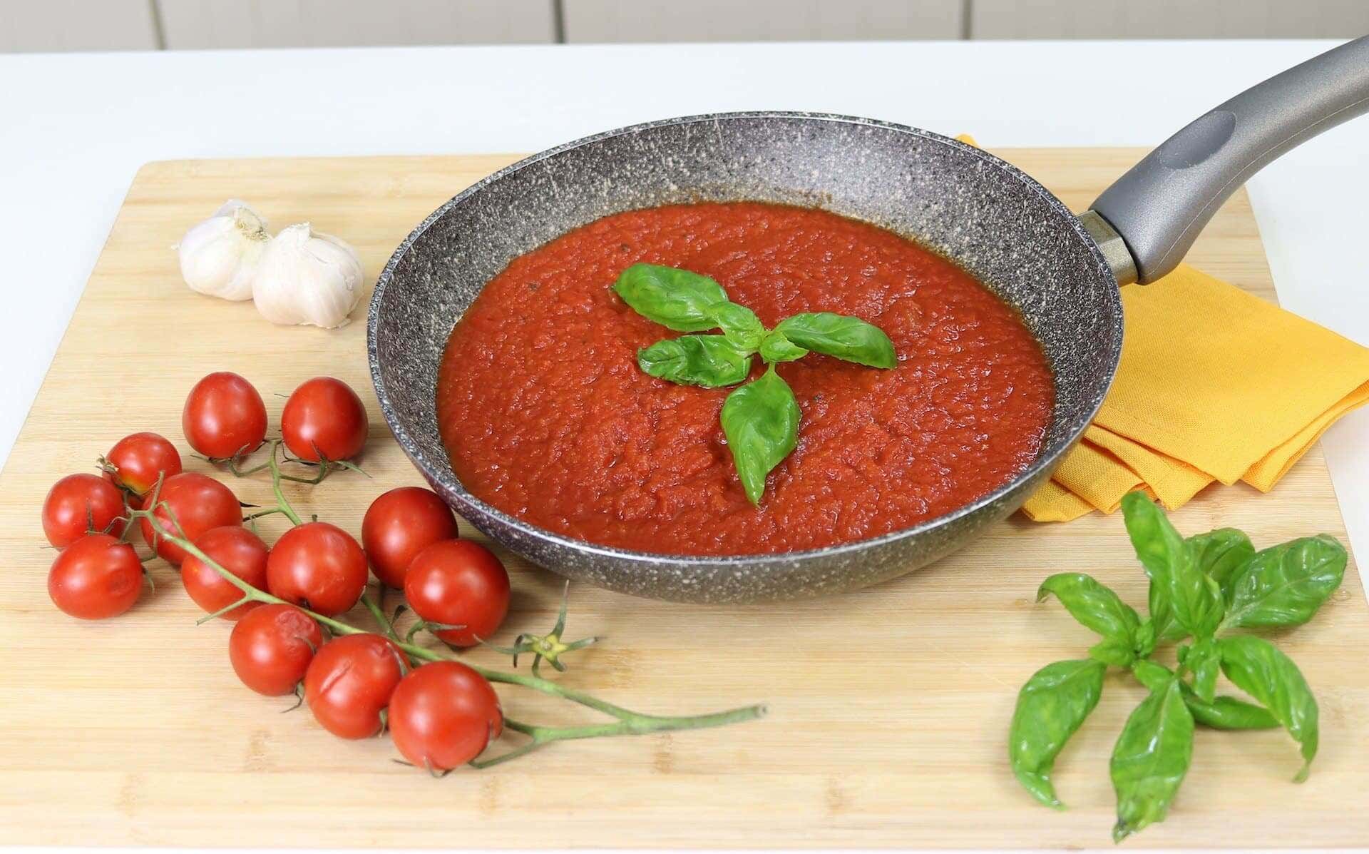 Sauce tomate dans une poêle.
