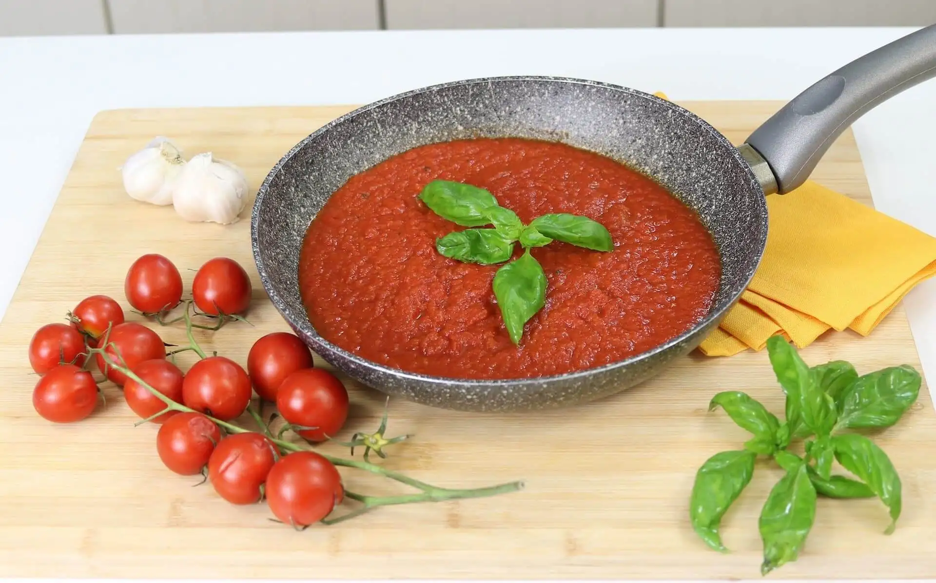 Salsa de tomate en un sartén.