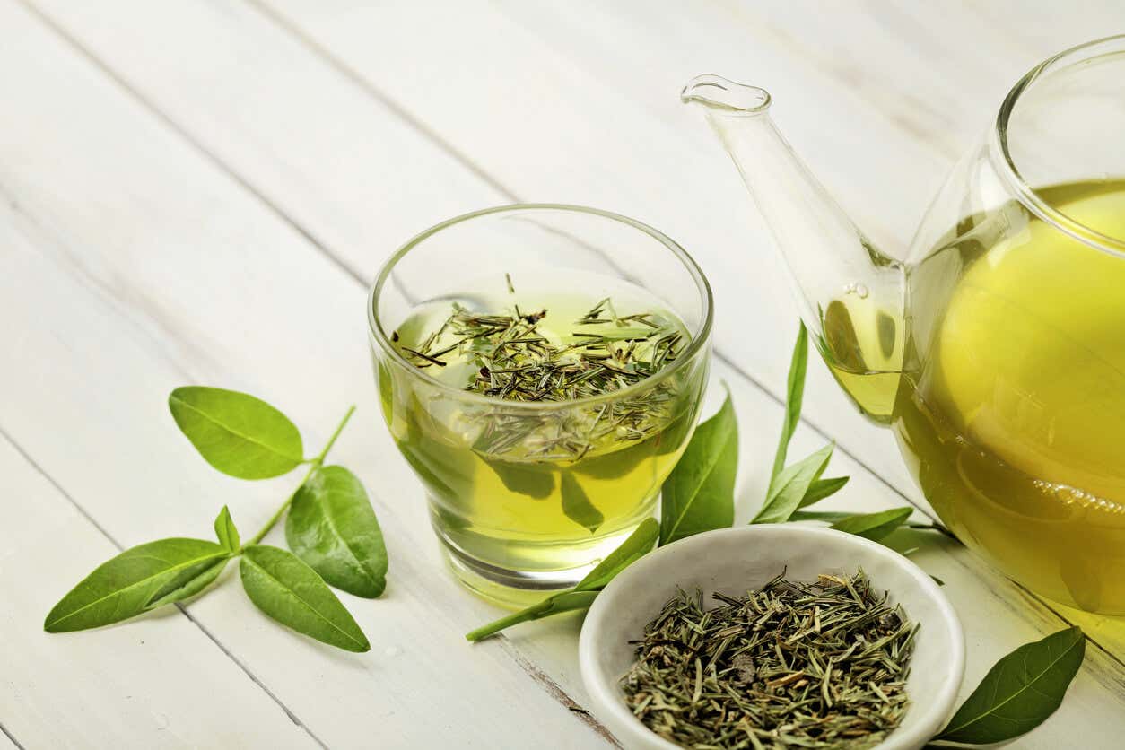 Le thé vert est utilisé comme remède maison pour prévenir la chute des cheveux.