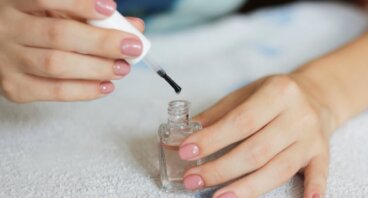 Cómo usar el «top coat» y la base para elevar la manicura al siguiente nivel