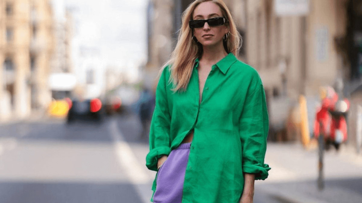 Mujer con ropa verde y violeta.
