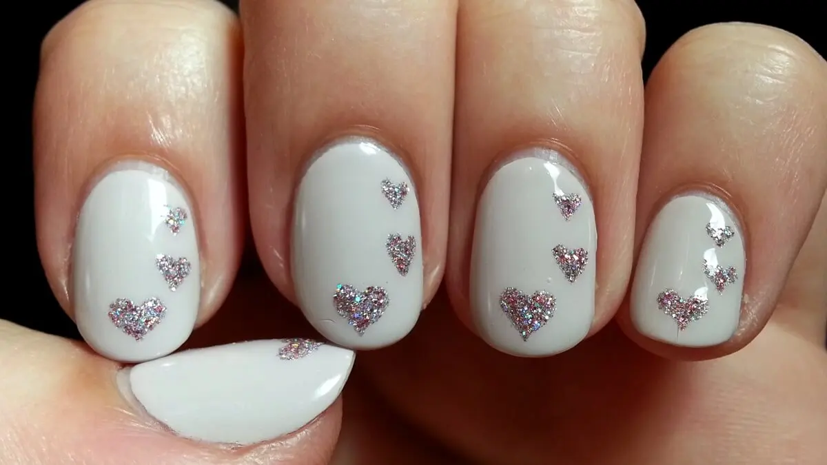 Uñas para San Valentín con escarcha.