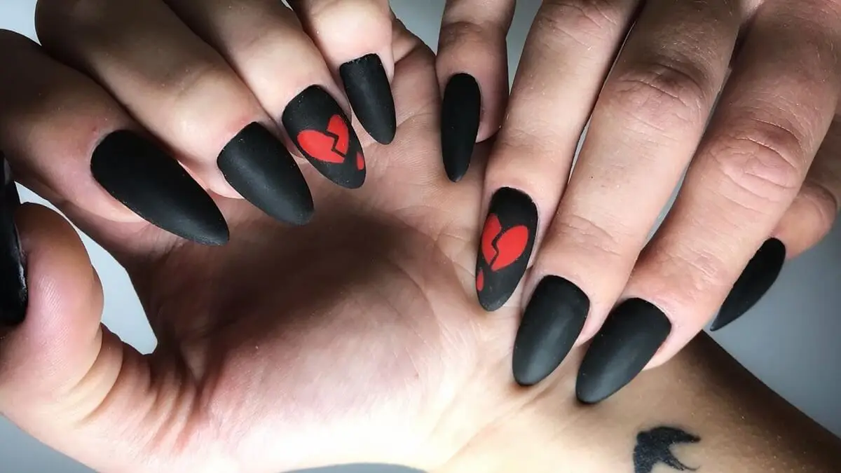 Coração partido nas unhas.