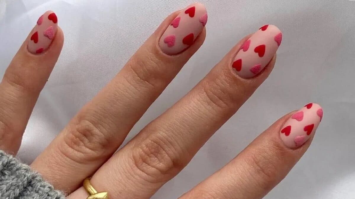 Pequenos corações nas unhas para o Dia dos Namorados.