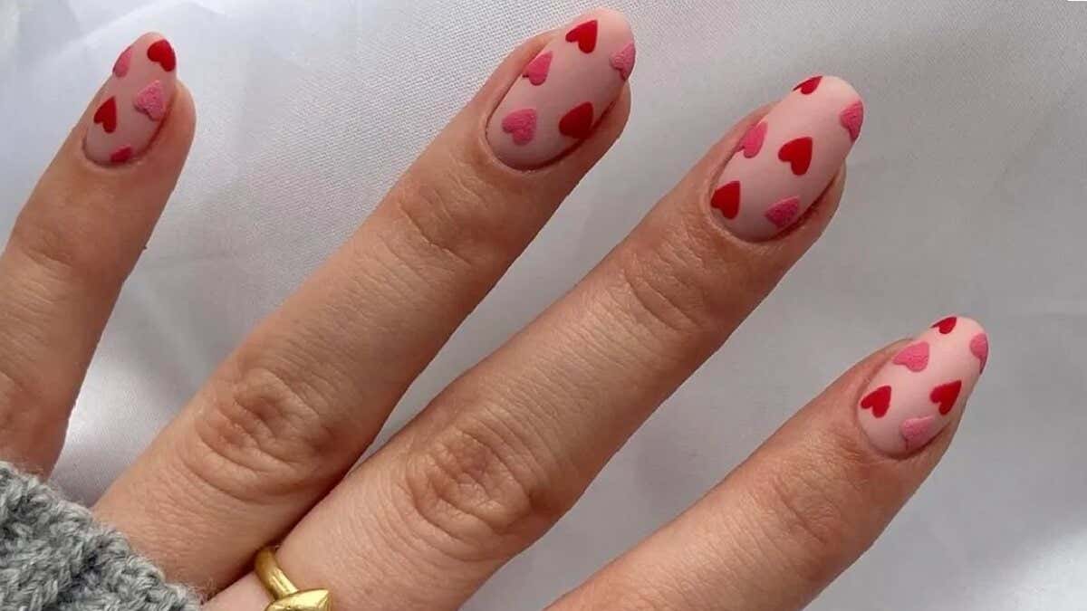 Corazones pequeños en uñas para san valentín.