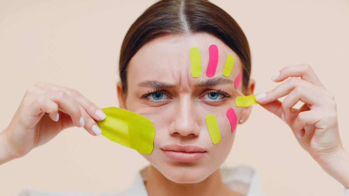 «Face taping»: una técnica utilizada para suavizar las arrugas con cinta adhesiva