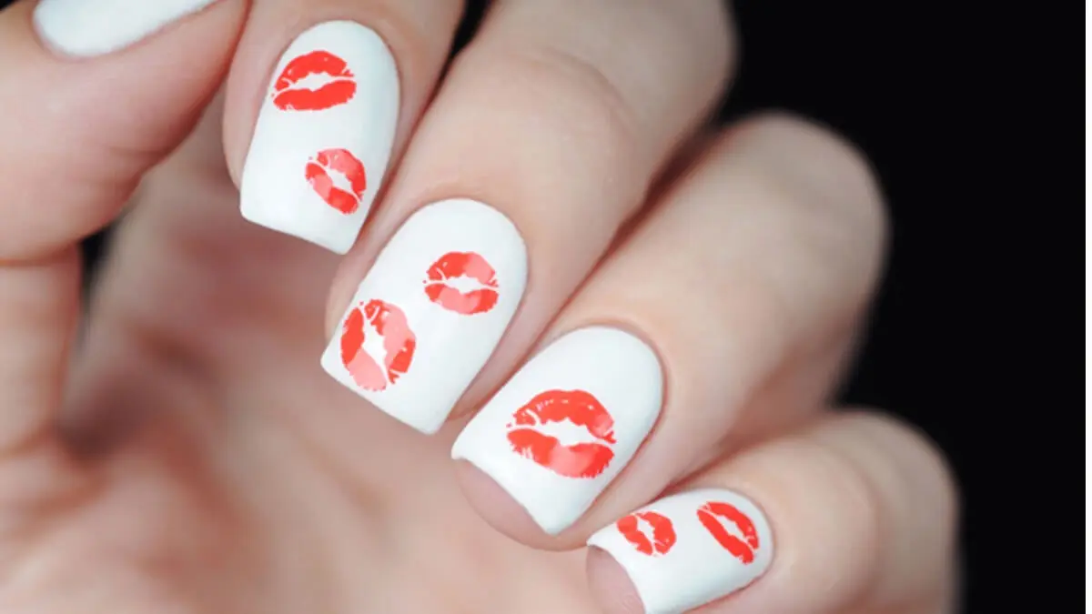 Patrón de besos en las uñas.
