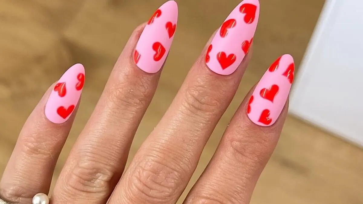Diseño de muchos corazones en uñas para San Valentín.