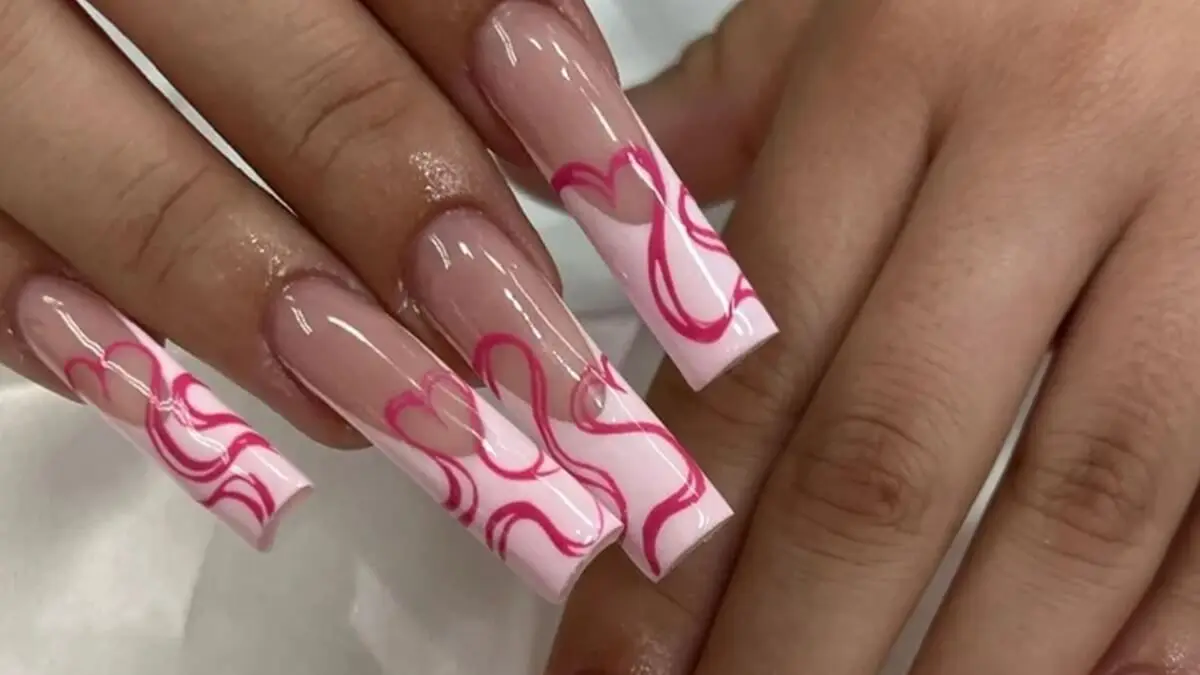 Redemoinhos nas unhas para o Dia dos Namorados.