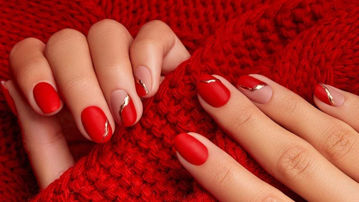 Uñas para San Valentín de color rojo. 