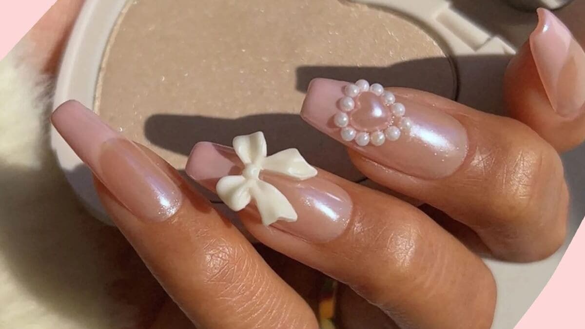 Unhas coquete com frouxas e corações.