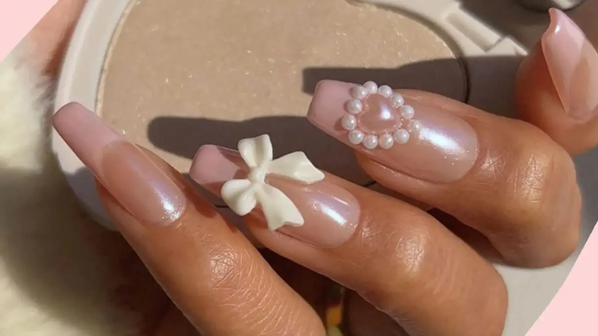 Uñas coquette con laxos y corazones.