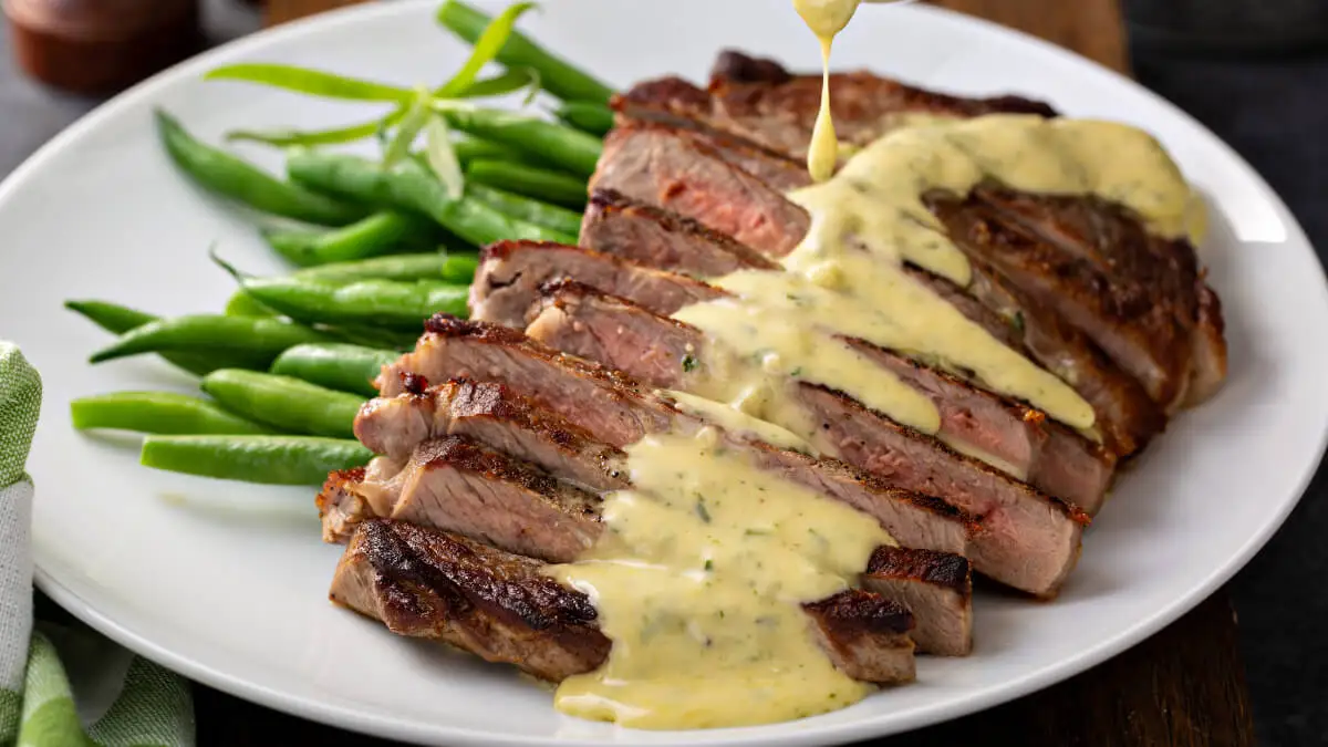 Bife com molho béarnaise.
