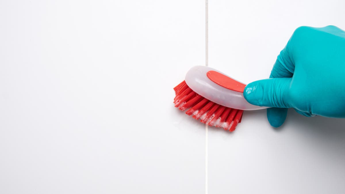 Kylpyhuoneen laatat voidaan puhdistaa harjalla.