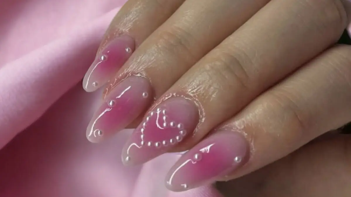 Uñas coquette corazón boomer