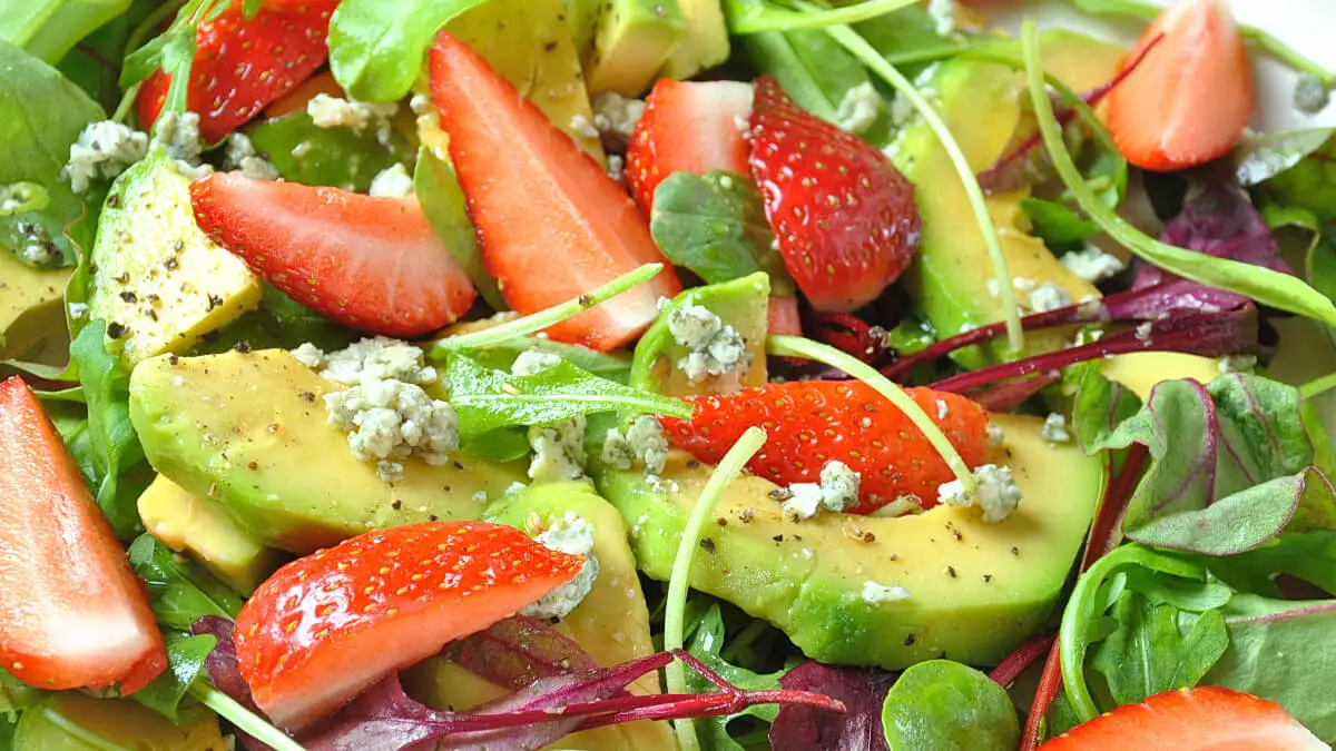 Ensalada de fresa con aguacate.