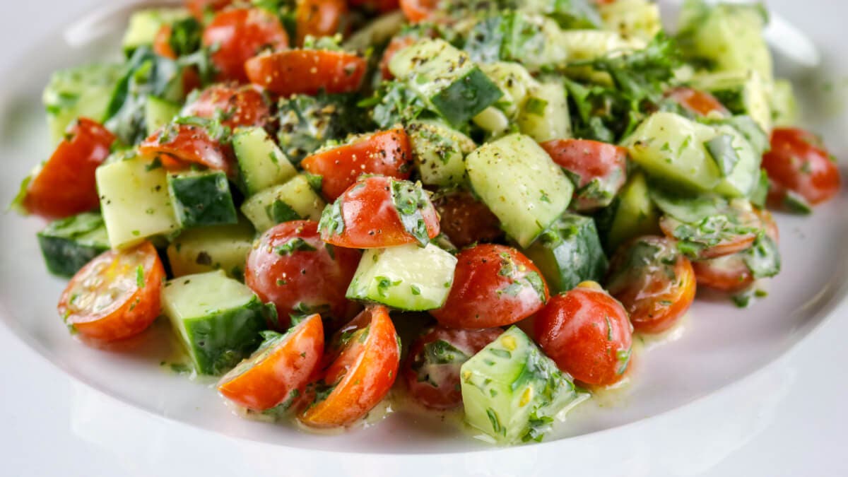 Ensalada de tomate con pepino. Ensaladas originales para cenar.