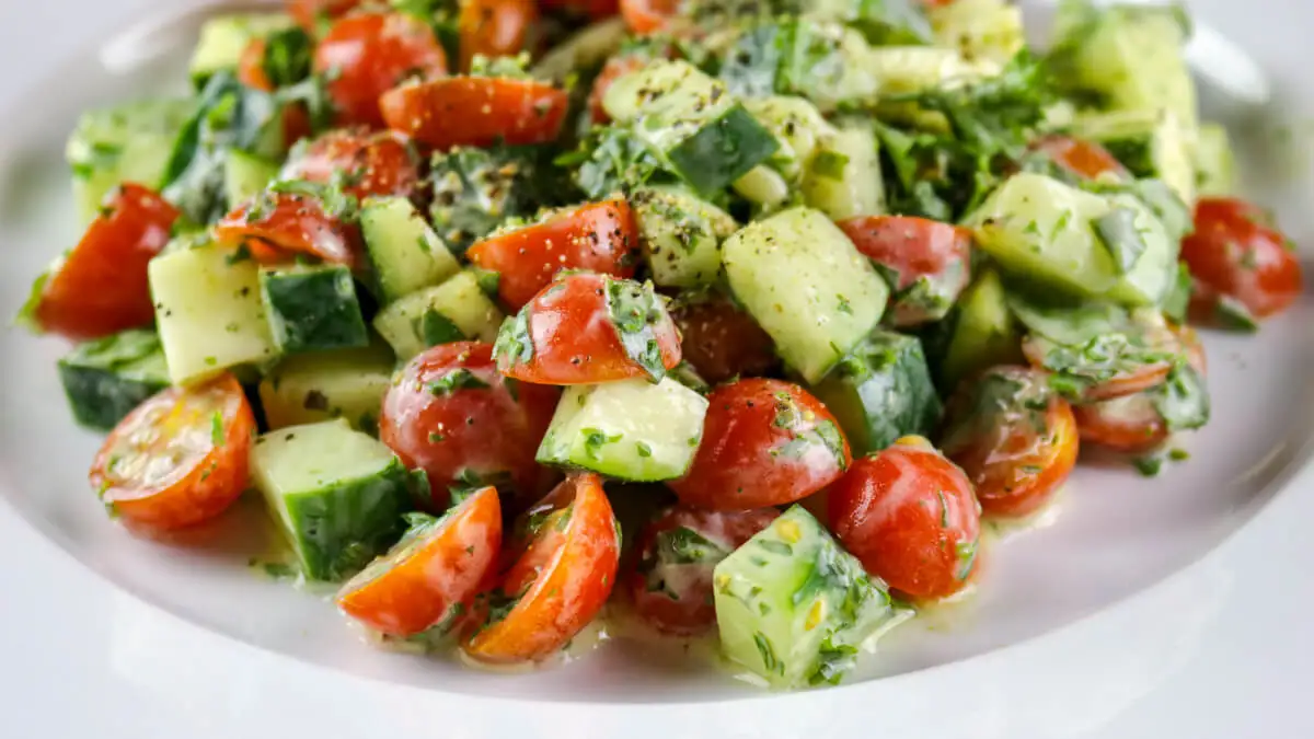 Ensalada de tomate con pepino. Ensaladas originales para cenar.