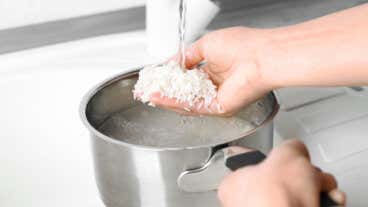 ¿Se debe lavar el arroz antes de cocinarlo? Esto recomiendan los expertos
