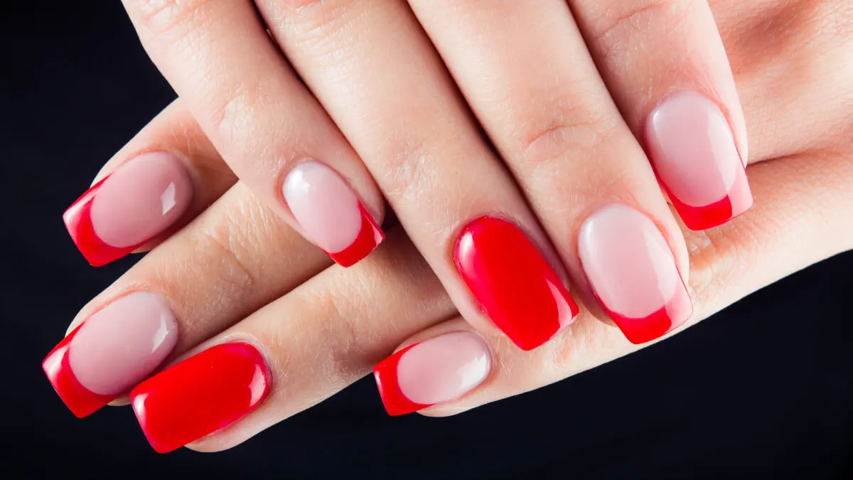 Manicure francesa com vermelho.