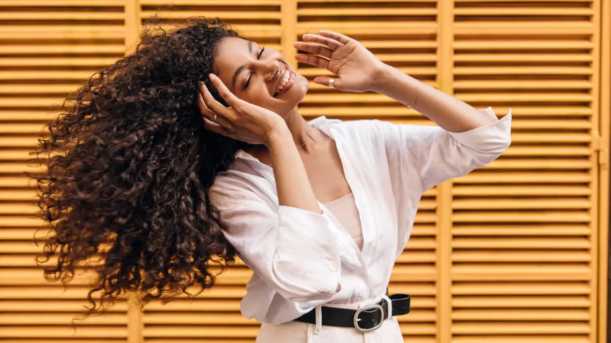 Mujer con cabello rizado e hidratado.