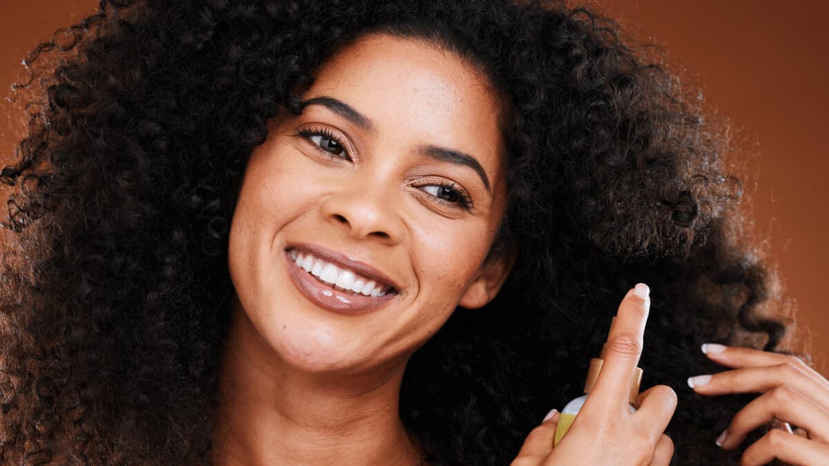 Mujer cuida su cabello con el método curly.