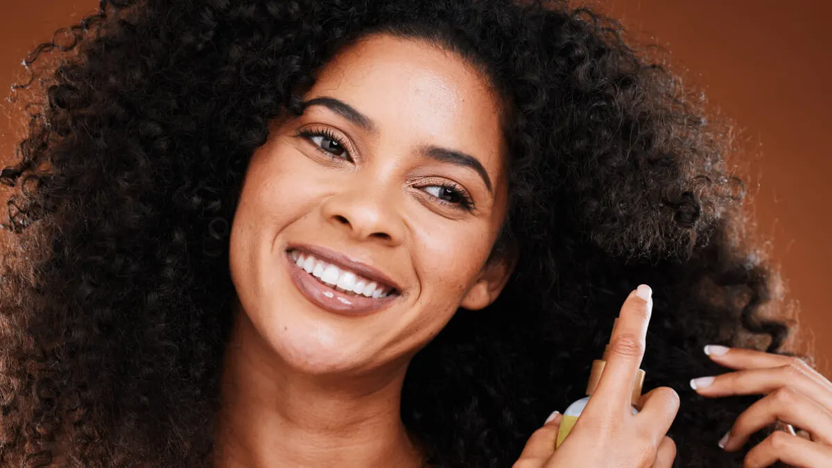 Mujer cuida su cabello con el método curly.