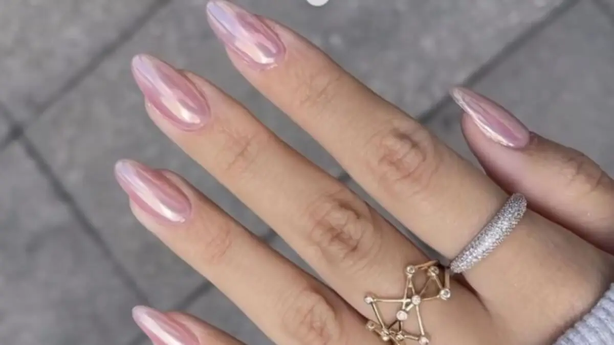Uñas coquette oro rosa