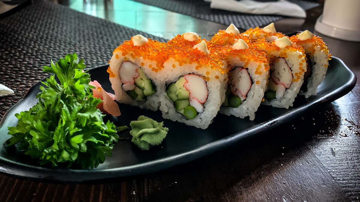 Surimi o palitos de cangrejo en rollos de sushi. 