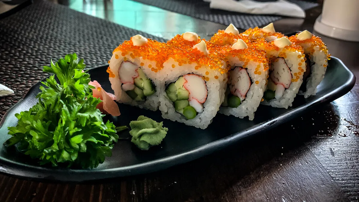 Surimi o palitos de cangrejo en rollos de sushi.