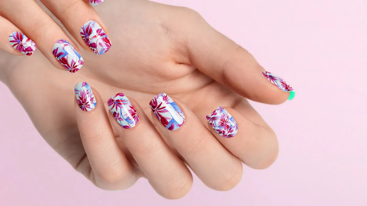 Unhas para o Dia dos Namorados com flores.