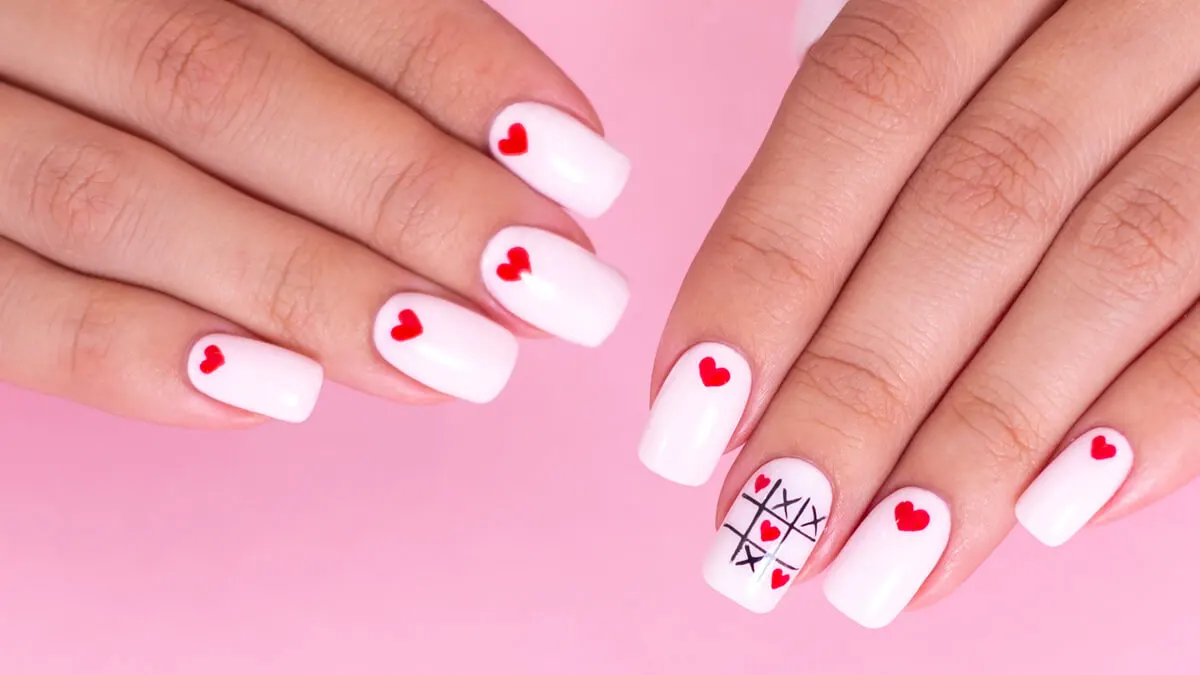Uñas tres en líneas con corazones.
