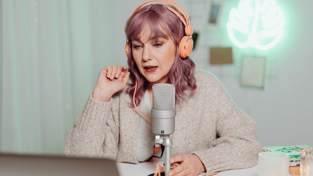 Mujer en un pódcast.