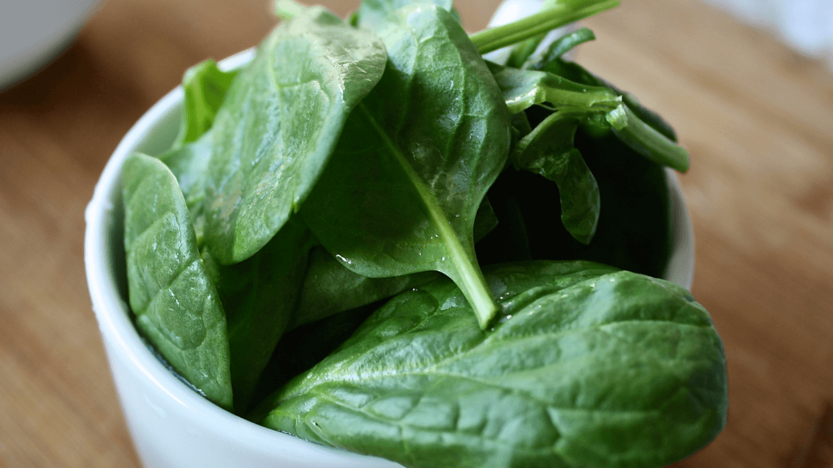 La espinaca es uno de los vegetales de hoja verde.