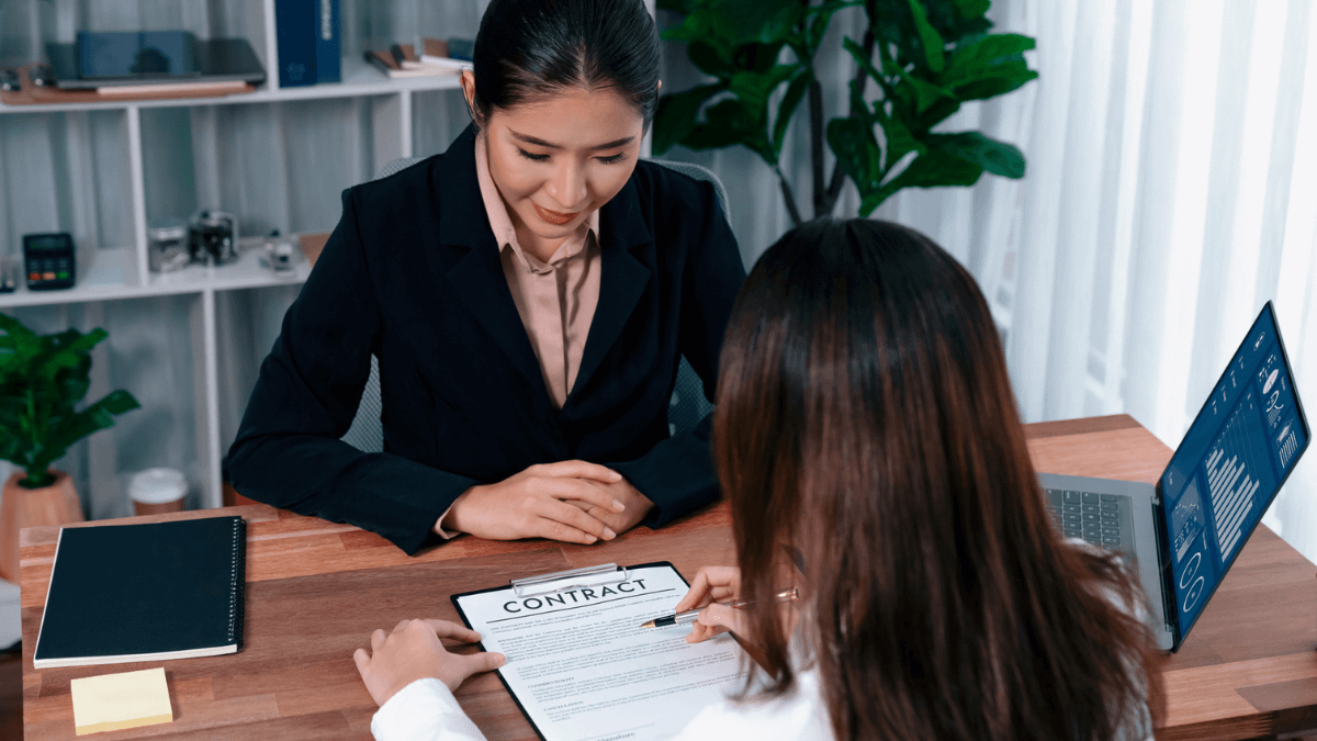 Mujer firmando un contrato en un nuevo trabajo.