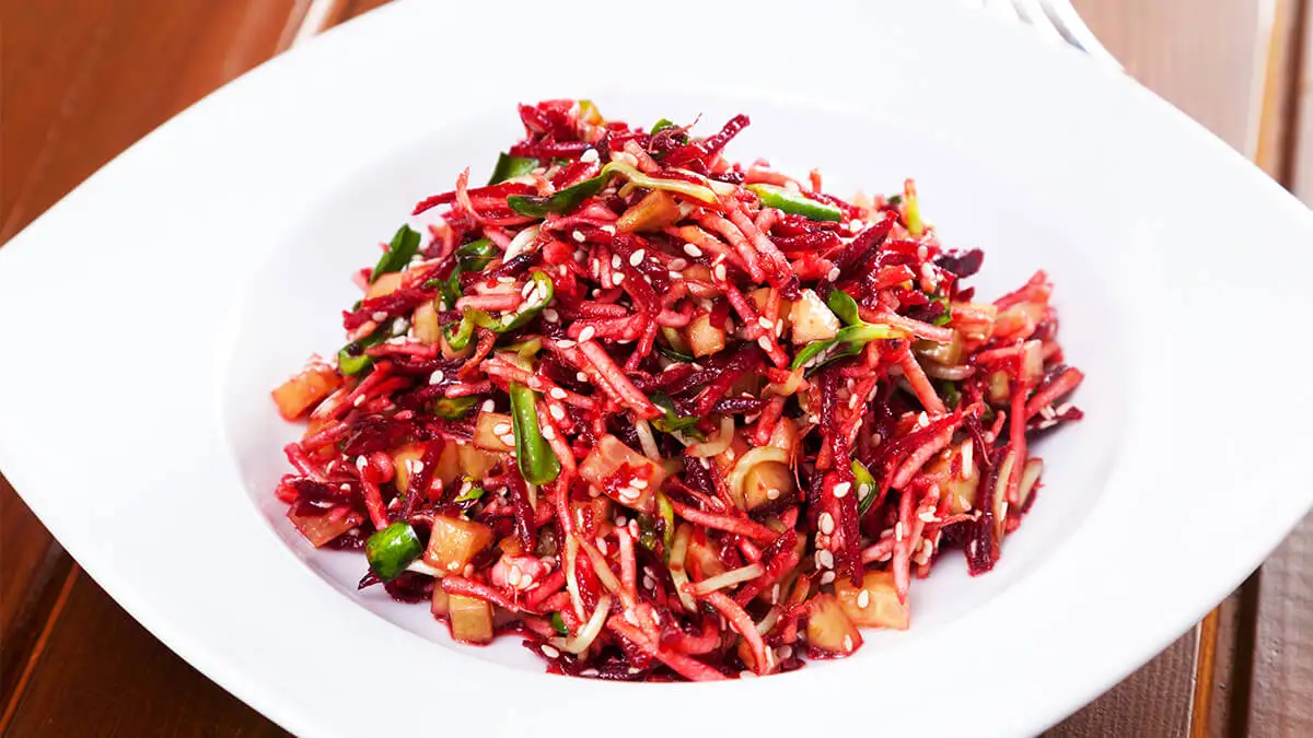 Ensalada con mandarina y repollo. Ensaladas originales para cenar.